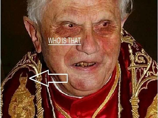 Cos'è raffigurato sul collare papale?